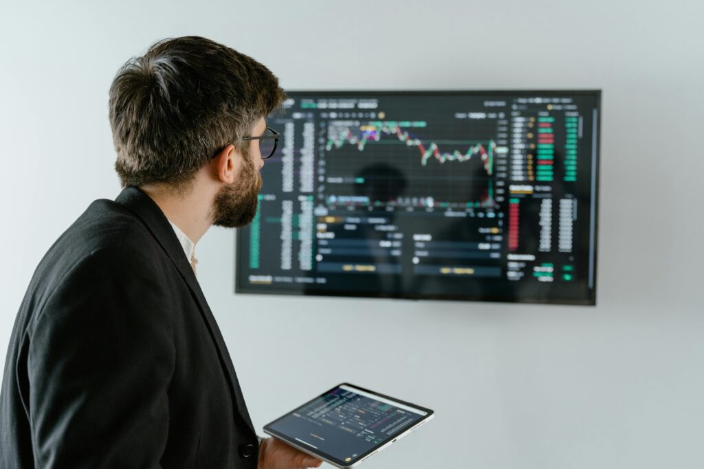 homme qui regarde des cours de bourse