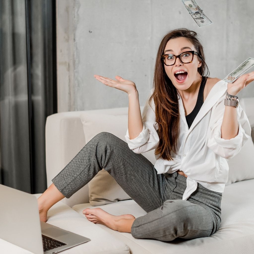 Cette fille gagne de l'argent sur internet sans en dépenser...wouah ! 